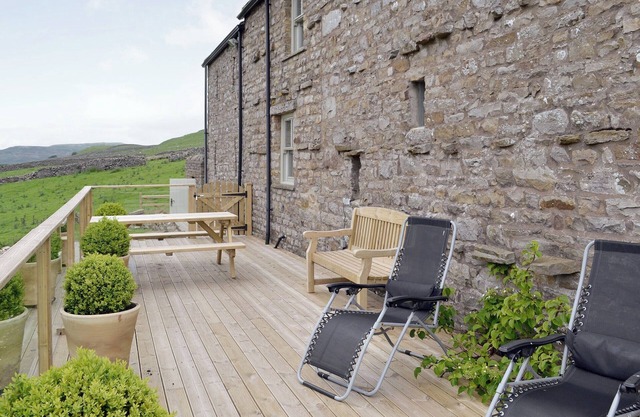 Beautifully presented farmhouse with stunning views and walks from the doorstep.