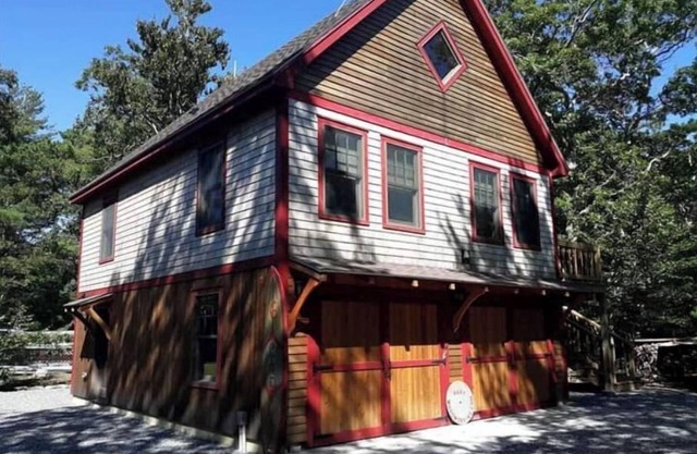 Beautifully handcrafted arts and craft style carriage house chalet