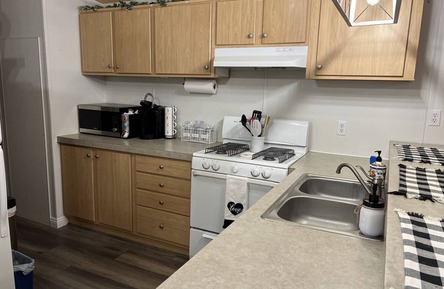 Beautifully Remodeled 2Bed/2Ba in Willow Valley with Lots of Parking