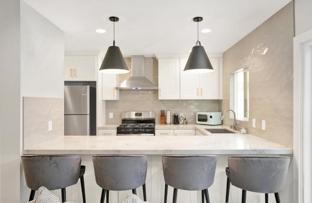 Beautifully Remodeled House 5 miles to Disney