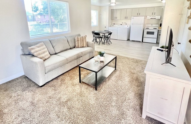 Beautifully Remodeled Townhome GC 2