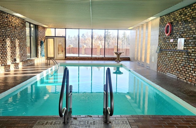 Beautifully Reno'd Two Bedroom Condo in Convenient Location at Checkmate Hill