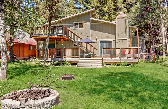 Beautifully renovated, golf-course-front home with 2 decks - near SP & downtown