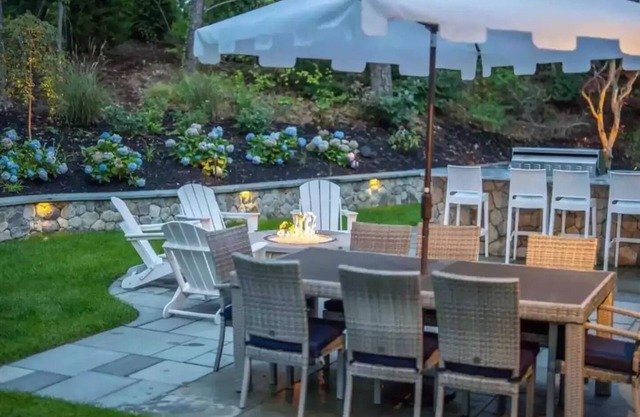 Beautifully renovated home, outdoor space, pet considered
