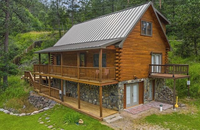 Beautifully Renovated Property Just off Highway Close to Trails and Lead!