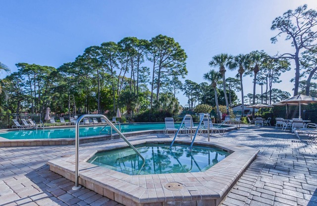 Beautifully Renovated Bright Condo, Heated Pool, Tennis Courts, Putting Green, Ready to Book!