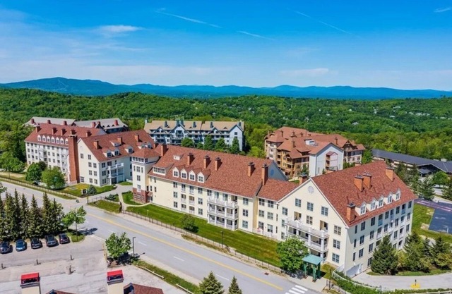 Beautifully renovated 2 bedroom condo in Stratton VT - walk to Village/Lifts!