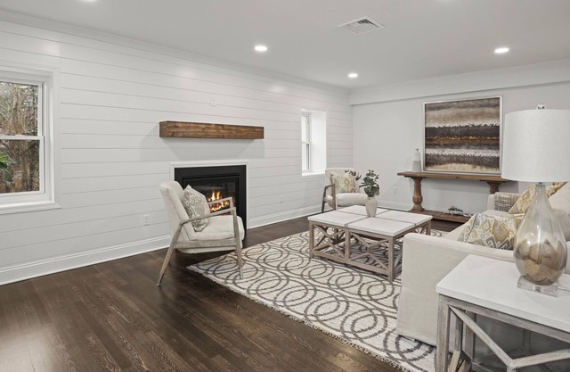 Beautifully Renovated Fully Furnished House W/ Garage