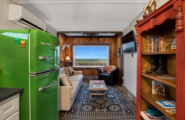 Beautifully renovated boxcar that sleeps 4 near the Palo Duro Canyon and WTAMU