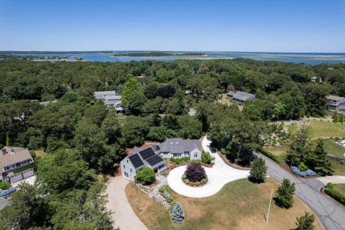 Beautifully Renovated w Access to Beach