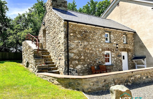 Beautifully restored farm style cottage situated on the outskirts of Solva Pembrokeshire