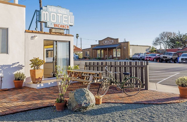 Beautifully Restored Family Bunk Suite, close to Downtown Cayucos, sleeps 5