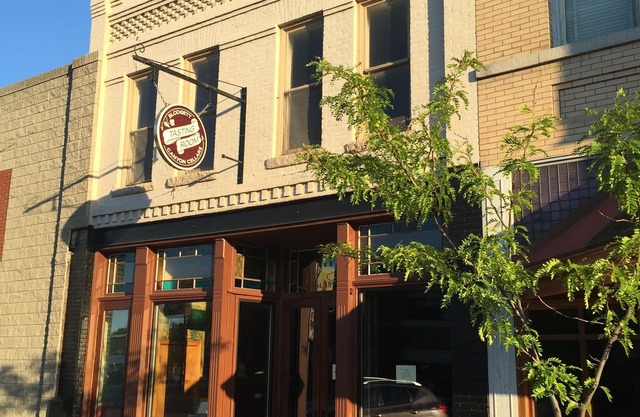 Wunderschön restauriertes Vergnügungshaus in der Main Street über der Blodgett Canyon Wine Bar