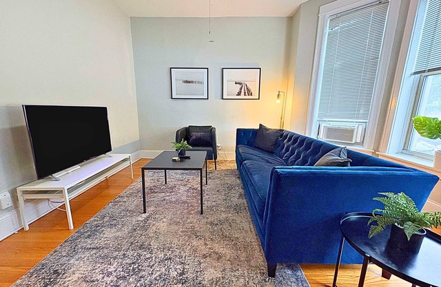 Comfy 2BR in Heart of Lakeview