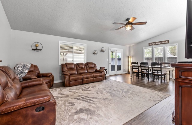 Beautifully updated SE Boise home close to downtown, airport & sight seeing!