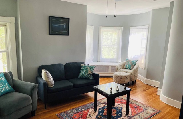Beautifully updated 1-bedroom apartment with hardwood floors and a modern kitchen. Located near downtown and the train station, with easy access to dining, shopping, and surrounding neighborhoods.