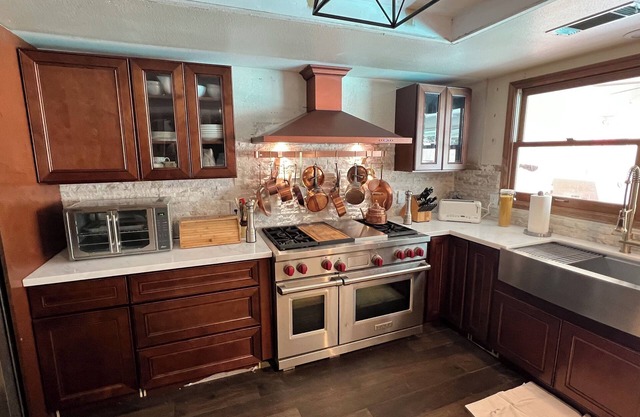 Beautuiful 3 bedroom with 2 for rent house in enjoyable Visalia with WiFi, AC.