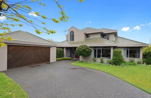 Beautyfull 367 sqm house double storey house