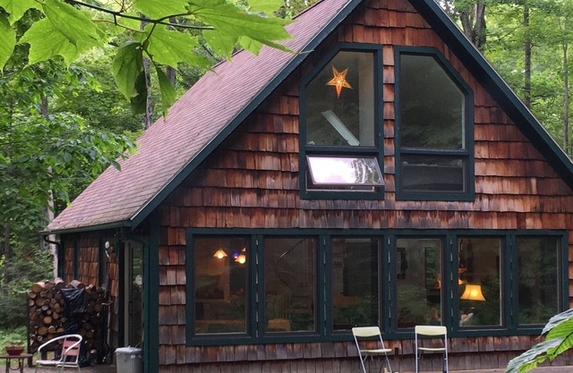 Beaver Island Chalet 2BR, 2BA für 5+, große Fenster mit Blick auf schöne Wälder.
