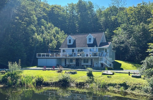 Beaver's Bend Lakefront Retreat ~16 mi to Slopes & Pet Friendly!