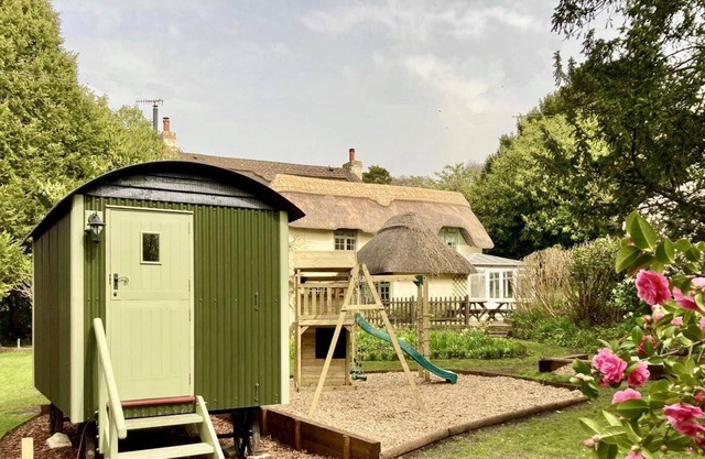 Beck Cottage with Shepherds Hut, Wood Green, New Forest UK