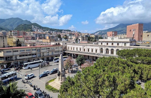 Pension 'Royal Salerno Central' mit Bergblick, Wi-Fi und Klimaanlage