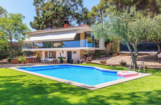 BED AND BREAKFAST: sea and mountain. Ideal for families with swimming pool and quiet.