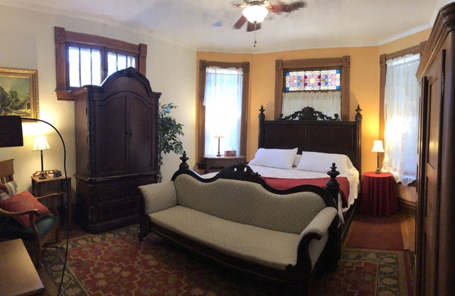 King-Garden Room-Strassenblick-Suite-Eigenes Badezimmer