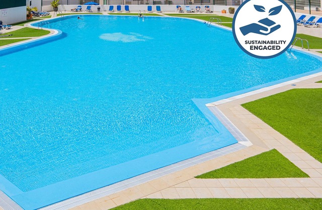 Bed Apt w/ Sea View, Pool & Gym – Albufeira