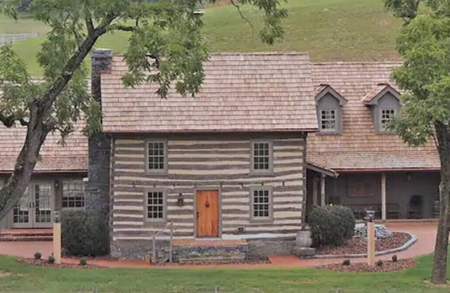 Bed & Breakfast in a 1795 Log Cabin on working farm, George Washington, Sr Suite