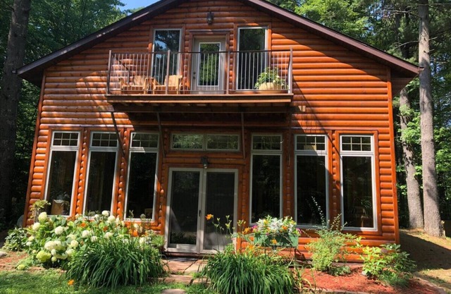 Ruhige Suite in waldreicher Umgebung mit Hauptschlafzimmer, Bad und Wohnbereich.