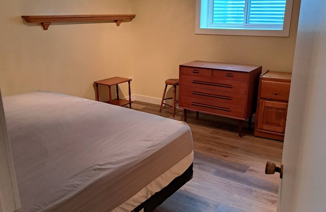 Bedroom for rent, short or long term. Close to Gull Lake and Lacombe.