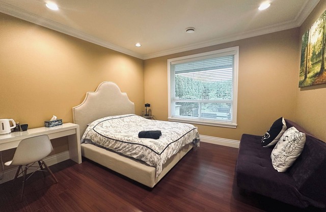 bedrooms with private bedrooms in charming Richmond with WiFi close to YVR