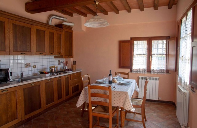 Erdgeschosswohnung ca. 50 qm. 4 Betten, ein Schlafzimmer, Badezimmer mit Dusche.
