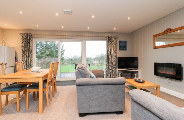 BEECH LODGE, character holiday cottage, with a garden in Goosnargh