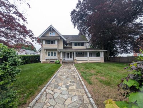 Beechmont-Charming Colonial for Events and Getaways!