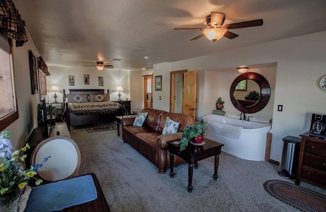 Relaxing Pine Getaway-BGH Pine Suite