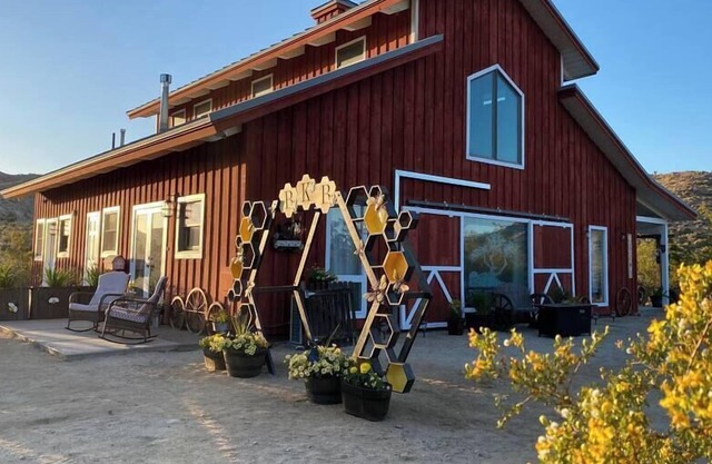 Bees Knees Barn · Iconic Barn on 10-Acres, Hot Tub
