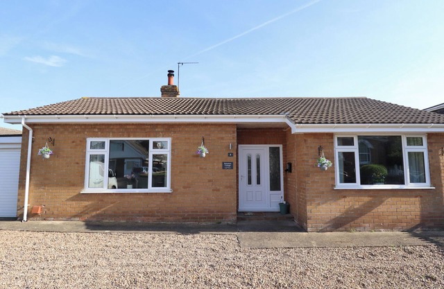BEESWAX COTTAGE, pet friendly, country holiday cottage in Grimoldby