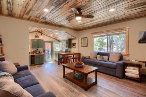Beetlebark Bungalow- Inside Yosemite w/hot tub EV charging cable