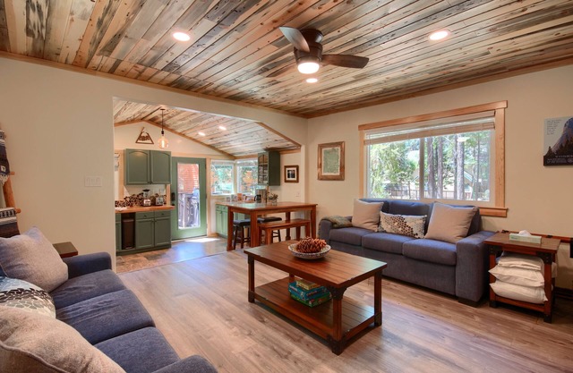 Beetlebark Bungalow- Inside Yosemite w/ hot tub & EV charging cable