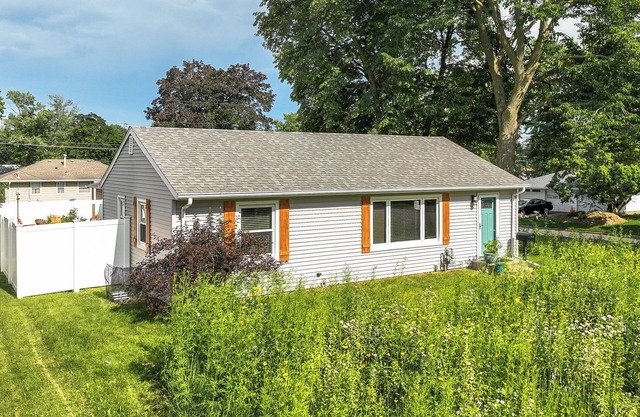 BeHome: Your Cozy, Fun Getaway! Fabulous Richfield with AC, WiFi
