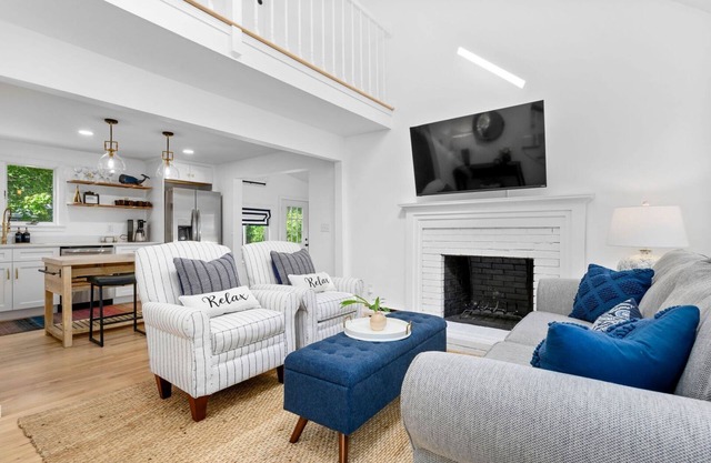 Bela Vida - Steps to John's Pond, Spacious, 4 Bedroom, 3 Bathroom, Sleeps 10