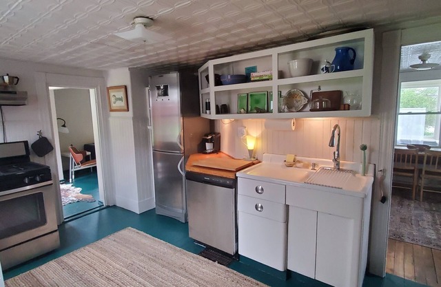 Belfast Village! Walk to shops, restaurants & the waterfront!
