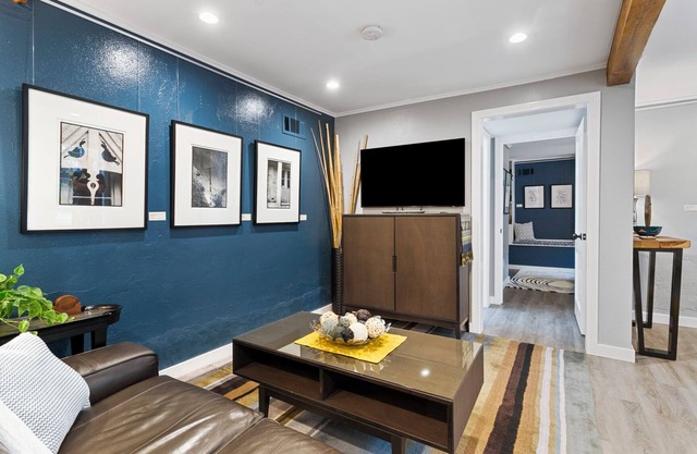 Belhaven Arts Hideaway: 1932 craftsman guest suite featuring local artists