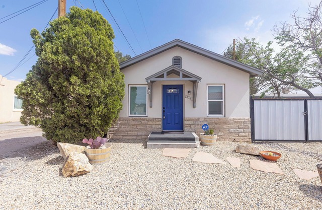 Bell Bungalow - Charming Home in Brilliant Las Cruces with AC, WiFi, and More