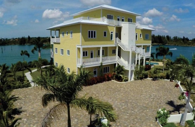 Bell Channel Bay Condo in Lucayan Gardens