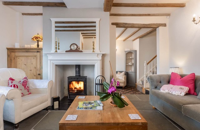 Bell Cottage - Period Cottage set in the heart of picturesque Village