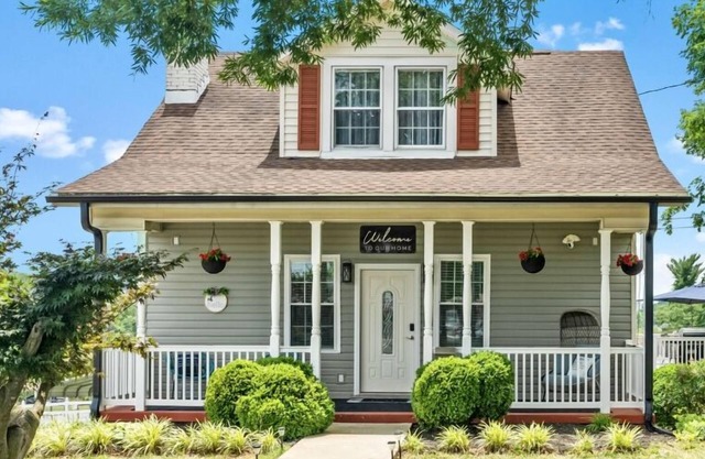Bell House - Contemporary Comfort Near Wards Road with a Luxurious Hot Tub.