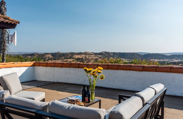 Bella Noche Hilltop Ranch-Stunning Hilltop Retreat overlooking Paso!